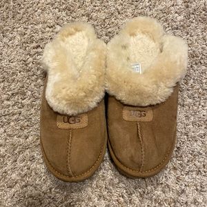 Lightly worn UGG slippers